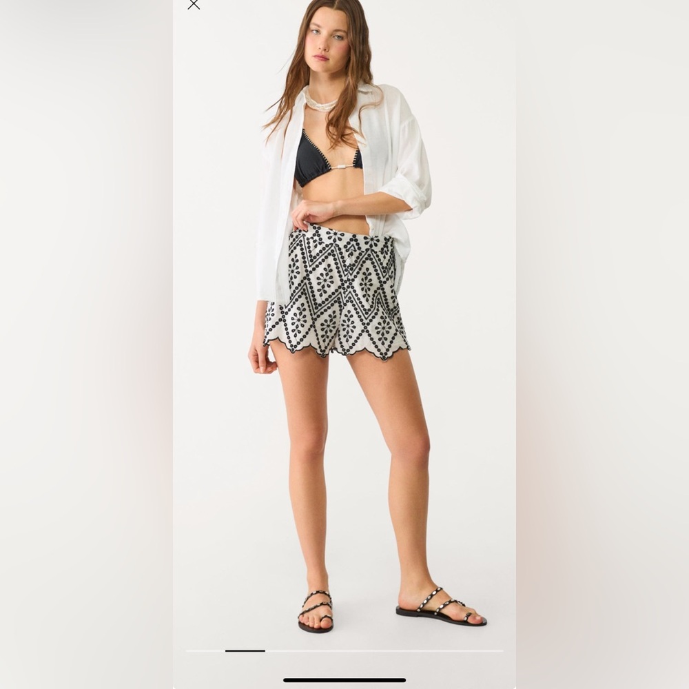 Scalop detail shorts with Contrast Embroidery from Stradivarius - Picture 4 of 12